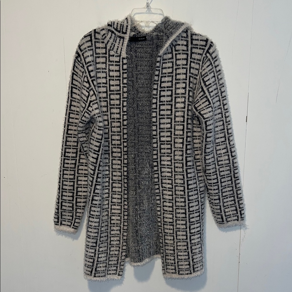 On Blue Elegant Black and White Women's Cardigan HU